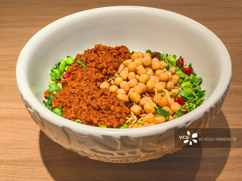 豌杂肉酱拌面图片素材