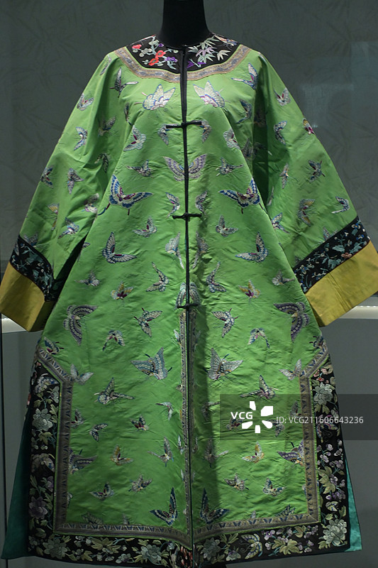 南京博物院 绿缎绣蝶女衣图片素材