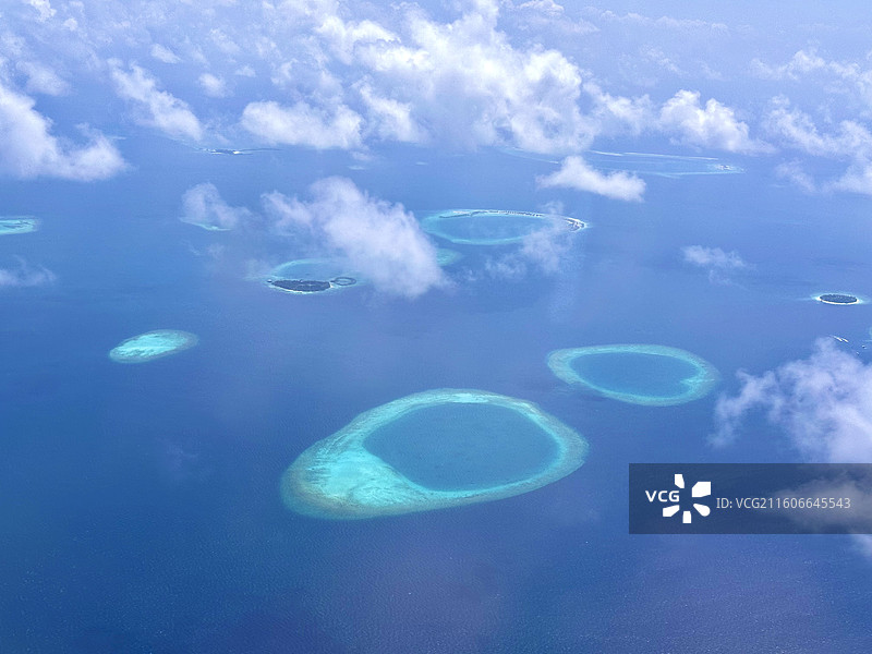 马尔代夫 航拍视角 居民岛 环礁 泻湖 蓝色大海图片素材