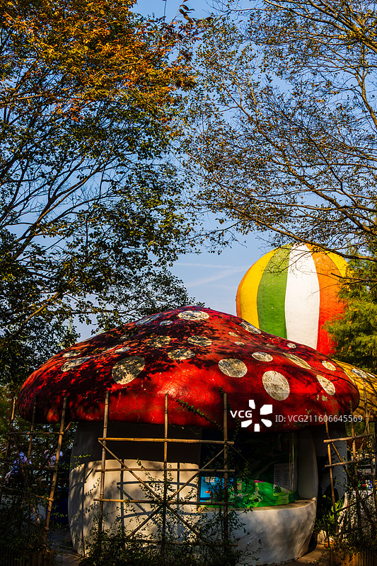 溧阳天目湖山水园龙兴岛精灵王国小屋图片素材