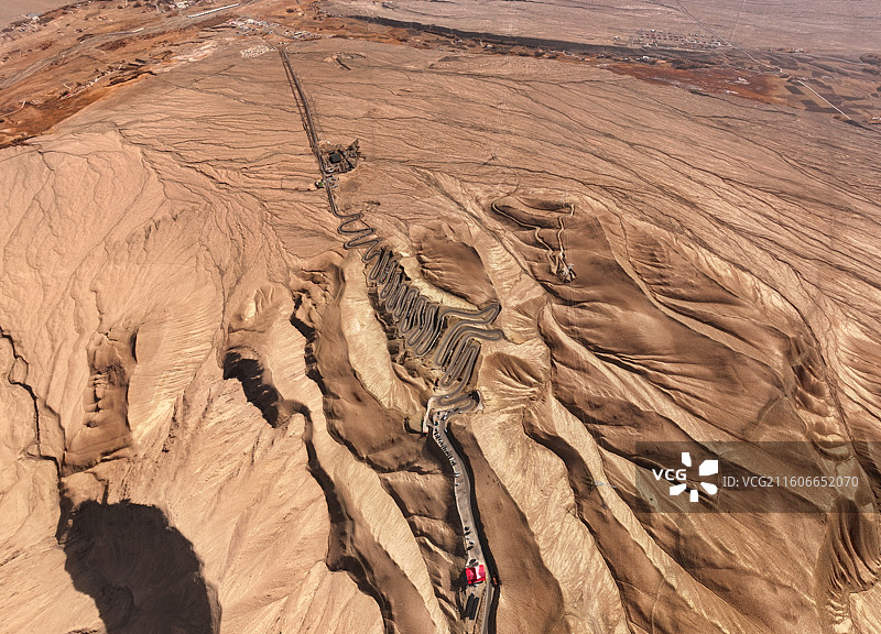 新疆塔什库尔干县的盘龙古道风光图片素材