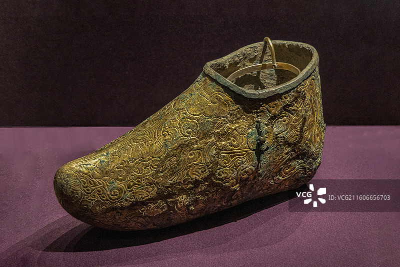 首都博物馆香港故宫文化博物馆古代金器展：双凤戏珠纹鞋【辽（907—1125年），香港故宫文化博物馆】图片素材