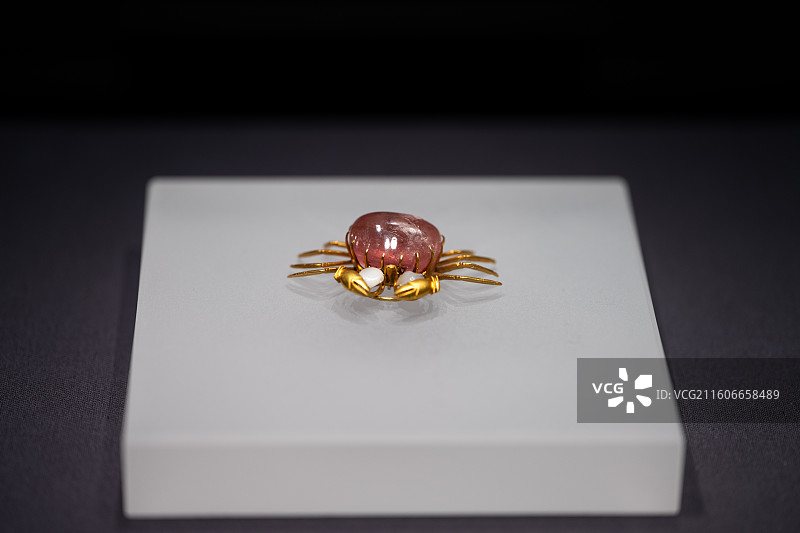 清代碧玺石金螃蟹：粉晶金爪白玉睛，巧夺天工饰珍品图片素材