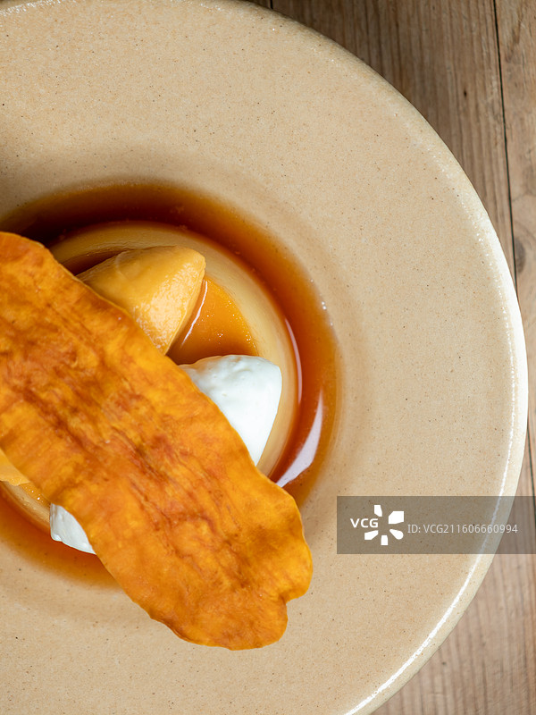 搭配红薯片的红薯奶油焦糖布丁图片素材