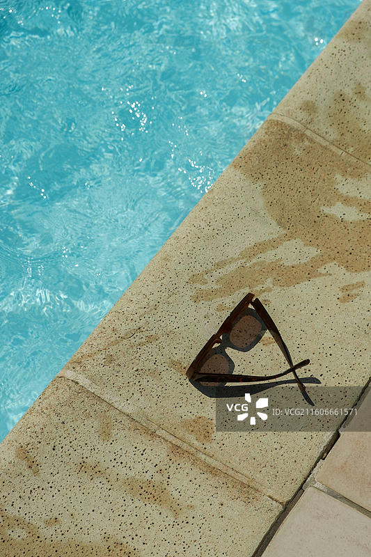 太阳镜、泳池边、夏日阳光、休闲、度假图片素材