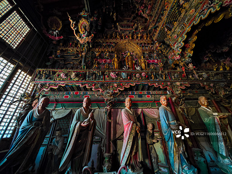 一进千佛庵，就能看到遍地都是悬空的雕塑，这些雕塑全是金黄色的，分布得特别广图片素材