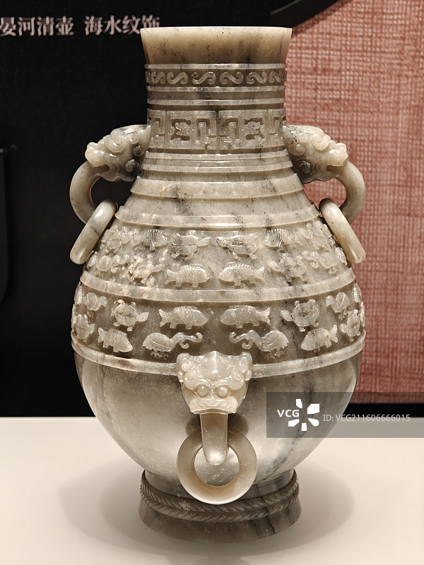 上海博物馆东馆 ，玉雕仿青铜鱼凫壶图片素材