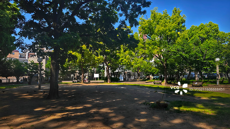 日本大阪四天王寺公园紧邻四天王寺，园内花木繁茂，有池塘点缀，与古寺建筑相映成趣，充满宁静禅意。图片素材
