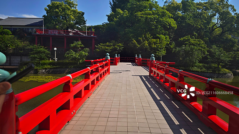 日本大阪四天王寺公园紧邻四天王寺，园内花木繁茂，有池塘点缀，与古寺建筑相映成趣，充满宁静禅意。图片素材