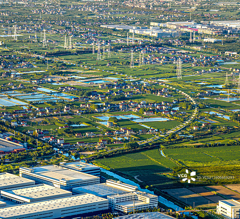 沪通铁路二期在建工程穿越浦东泥城镇与奉贤四团镇 航拍上海南部地区城市和产业发展面貌2025图片素材