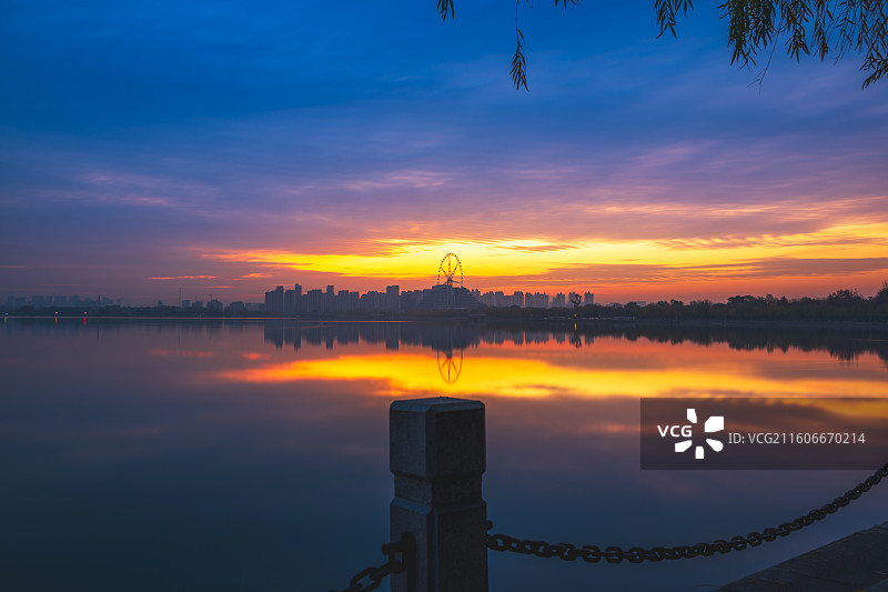 东昌湖畔初冬日出-摩天轮25.11图片素材