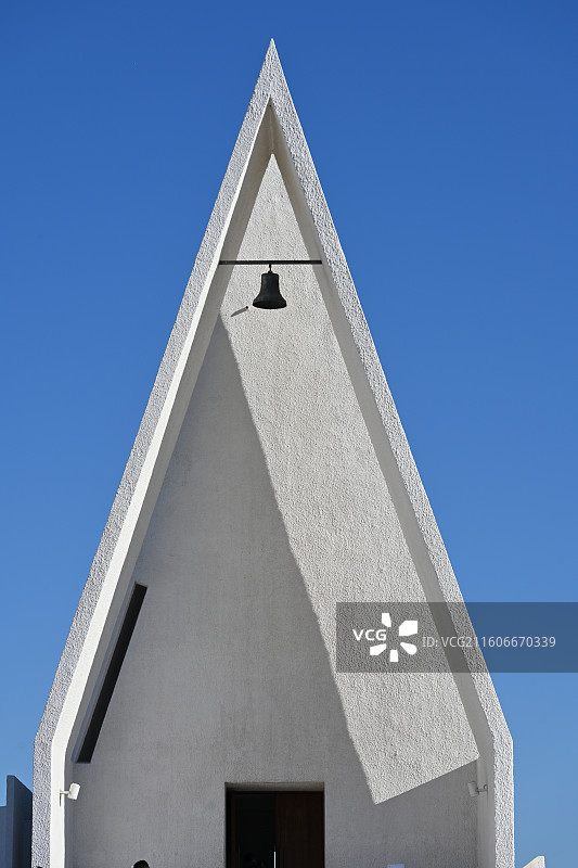 秦皇岛昌黎县阿那亚黄金海岸上孤独的教堂图片素材