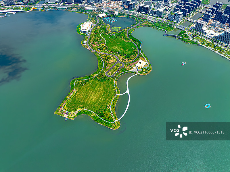 上海临港滴水湖北岛公园沿岸游步道 滴水云厅规划馆 星月草甸城市湿地 逸景冲浪水上嘉年华图片素材