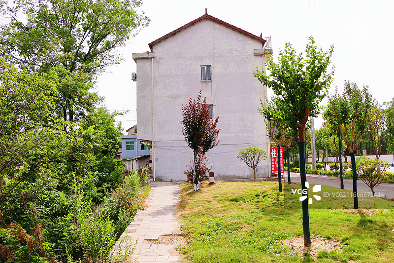 汉中勉县108国道通往马超墓的小路，从108国道，有一条小路可以直达马超墓风雨桥，是勉县三国文化遗迹图片素材