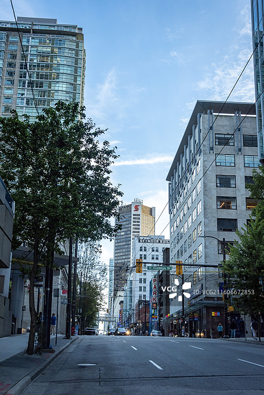 温哥华城市街道，高楼林立，远望加拿大广场方向，展现现代都市风貌。图片素材
