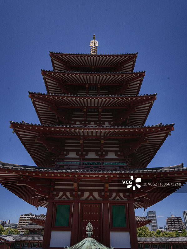 日本大阪四天王寺由圣德太子建于 593 年，是最古老的官家寺院之一，建筑呈南北朝特色，有 “四天王寺图片素材