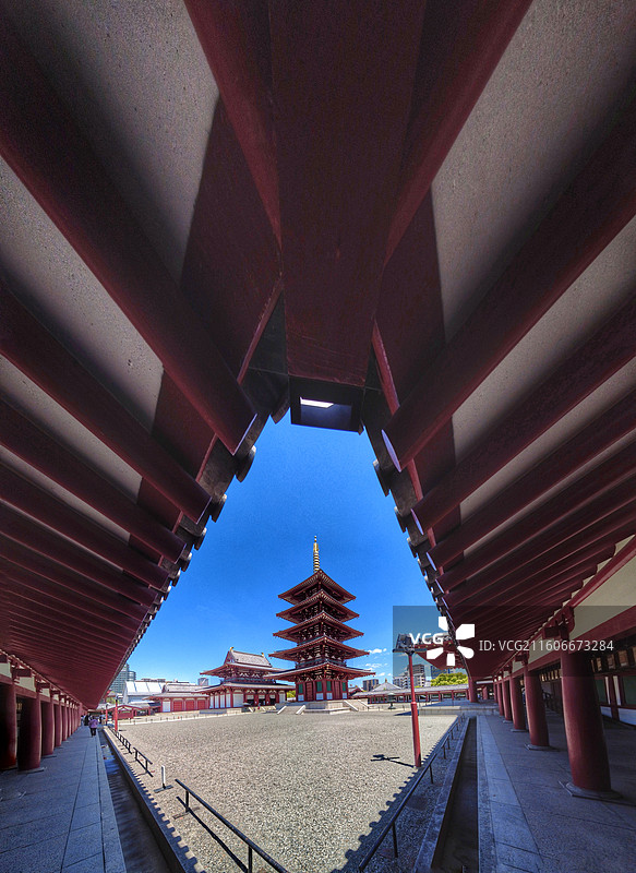 日本大阪四天王寺由圣德太子建于 593 年，是最古老的官家寺院之一，建筑呈南北朝特色，有 “四天王寺图片素材
