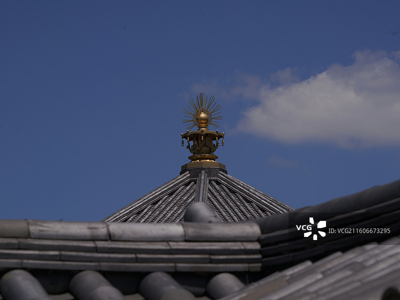 日本大阪四天王寺由圣德太子建于 593 年，是最古老的官家寺院之一，建筑呈南北朝特色，有 “四天王寺图片素材