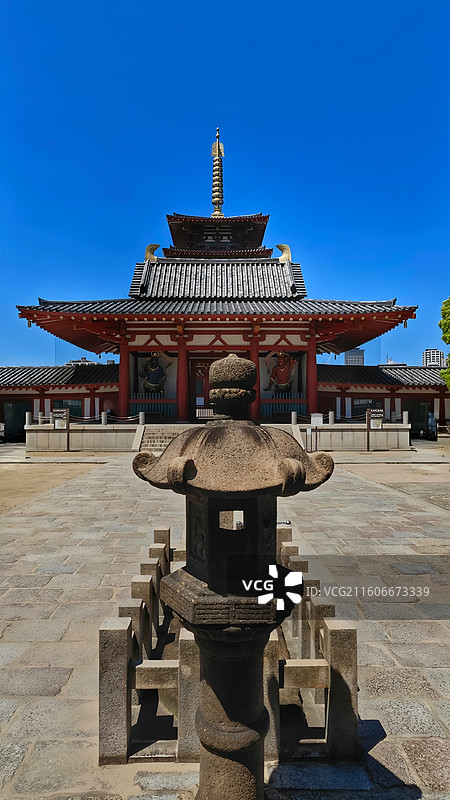 日本大阪四天王寺由圣德太子建于 593 年，是最古老的官家寺院之一，建筑呈南北朝特色，有 “四天王寺图片素材
