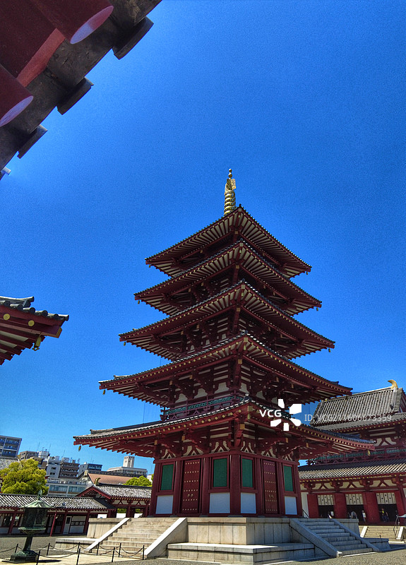日本大阪四天王寺由圣德太子建于 593 年，是最古老的官家寺院之一，建筑呈南北朝特色，有 “四天王寺图片素材