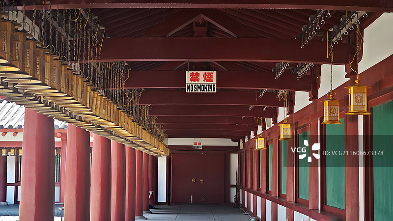 日本大阪四天王寺由圣德太子建于 593 年，是最古老的官家寺院之一，建筑呈南北朝特色，有 “四天王寺图片素材
