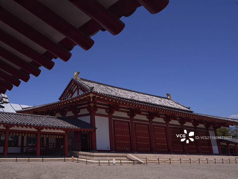 日本大阪四天王寺由圣德太子建于 593 年，是最古老的官家寺院之一，建筑呈南北朝特色，有 “四天王寺图片素材