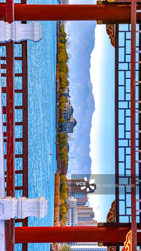 能见度30公里的银川初冬晴天，水上公园一角。图片素材