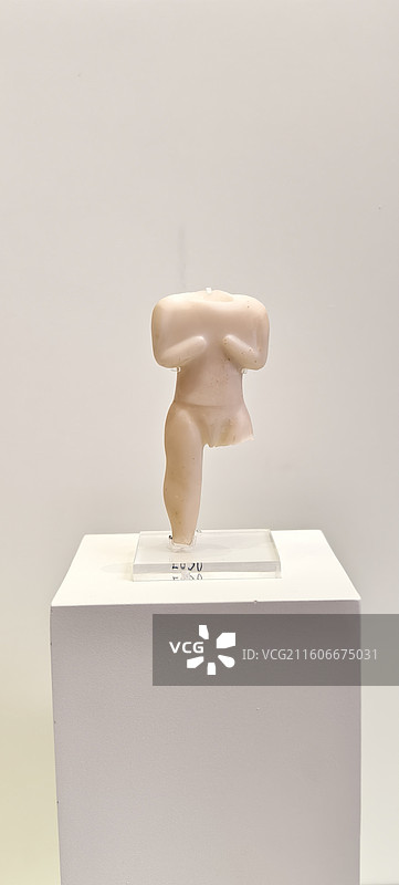 希腊克里特岛～伊拉克利翁考古博物馆-站立的男性大理石雕像图片素材