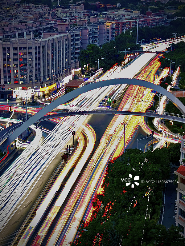 夜幕降临，粉色晚霞下的厦门市湖里区车水马龙长曝光图片素材