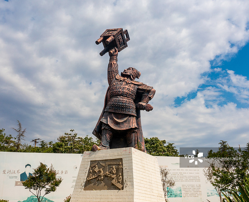 河南郑州荥阳楚河汉界风景区、霸王举鼎雕塑图片素材
