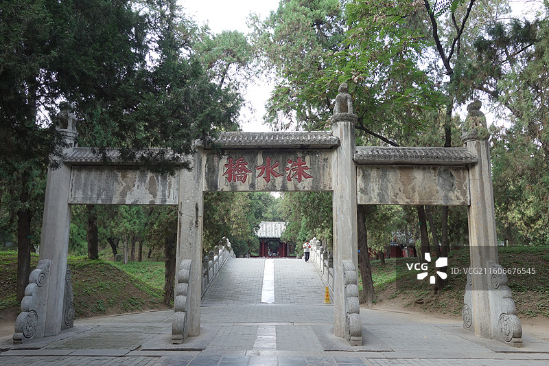 山东省济宁市曲阜市曲阜孔林：洙水桥石牌坊图片素材