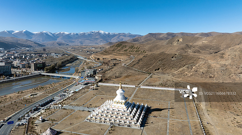 航拍四川稻城县白塔与雪山同框图片素材