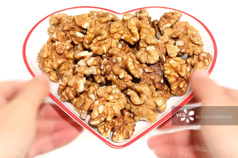 一盘子营养健康早餐美食坚果核桃果肉特写的白底图图片素材