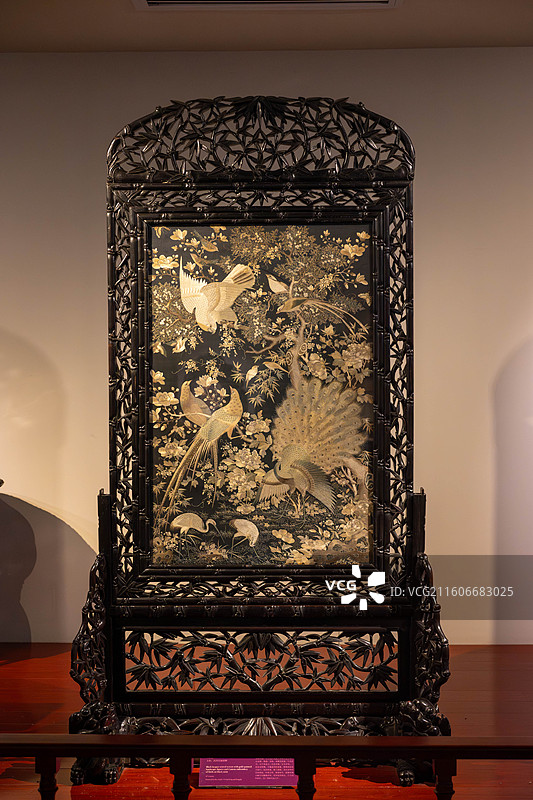 广绣黑缎花鸟图酸枝雕竹纹貔貅座插屏，广州十三行博物馆，19世纪，王恒、冯杰伉俪赠图片素材