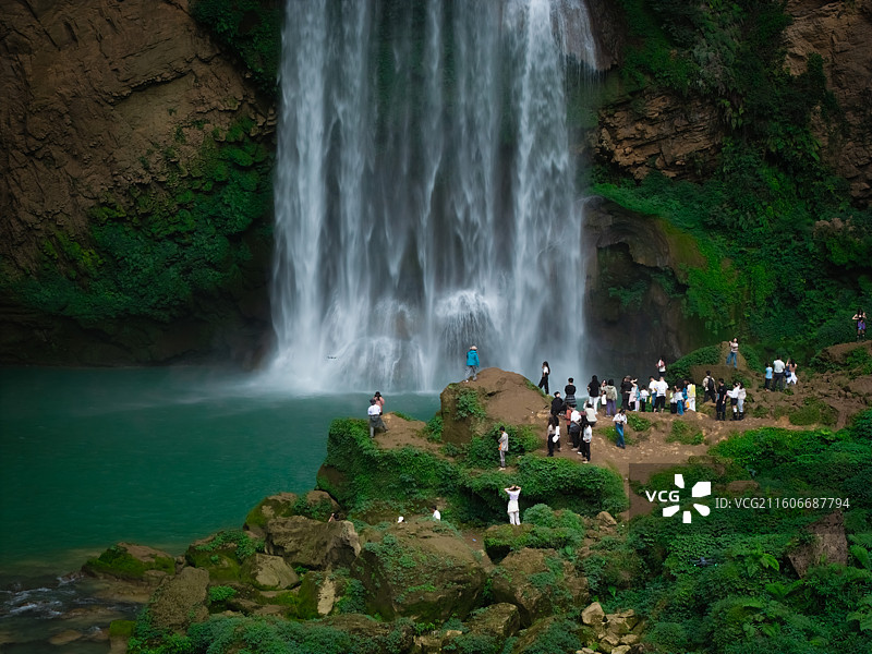航拍贵州羊皮洞瀑布图片素材