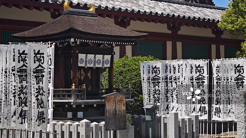 日本大阪四天王寺由圣德太子建于 593 年，是最古老的官家寺院之一，建筑呈南北朝特色，有 “四天王寺图片素材