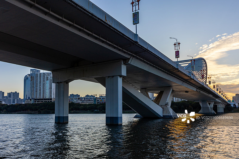 赣州章江河边城市风光图片素材