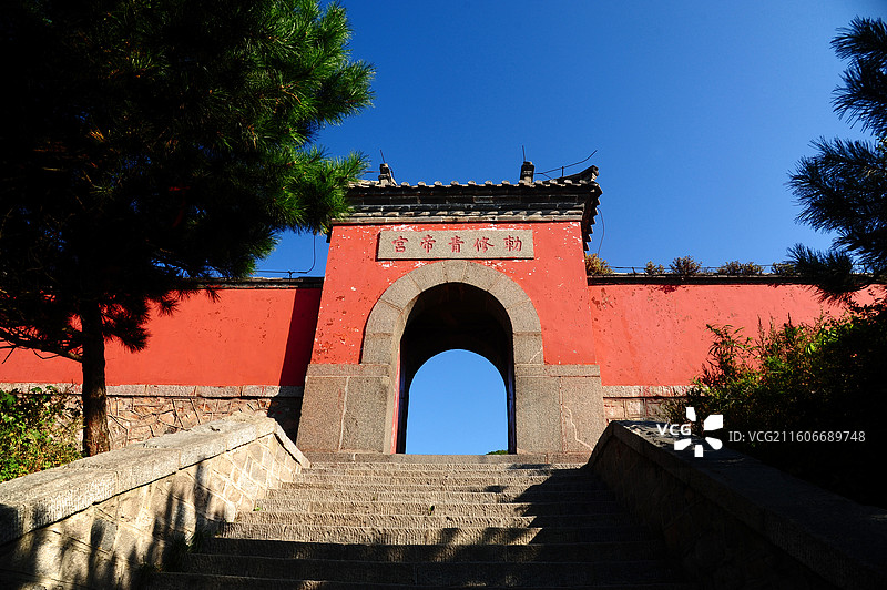 中国泰安东岳泰山顶的敕修青帝宫红墙拱门图片素材