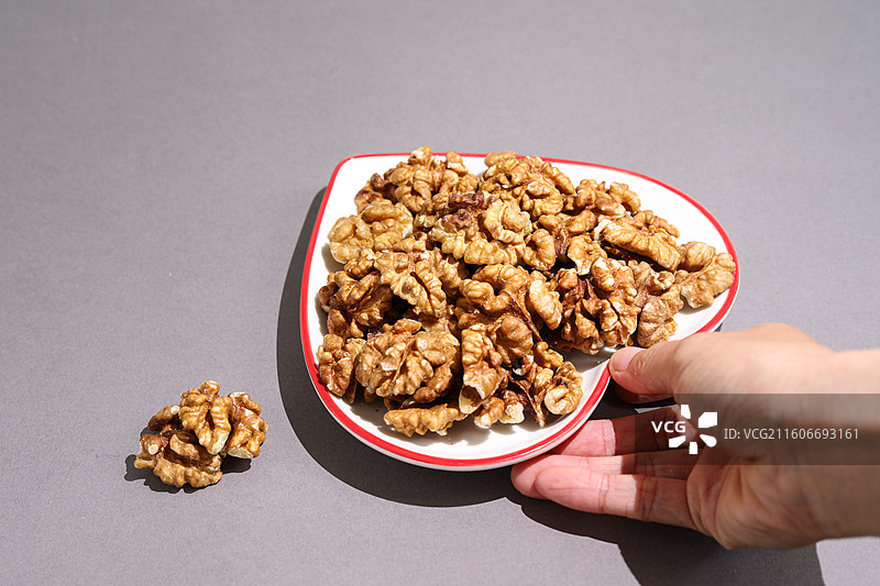 桌面上的一盘子营养健康坚果美食核桃果肉图片素材