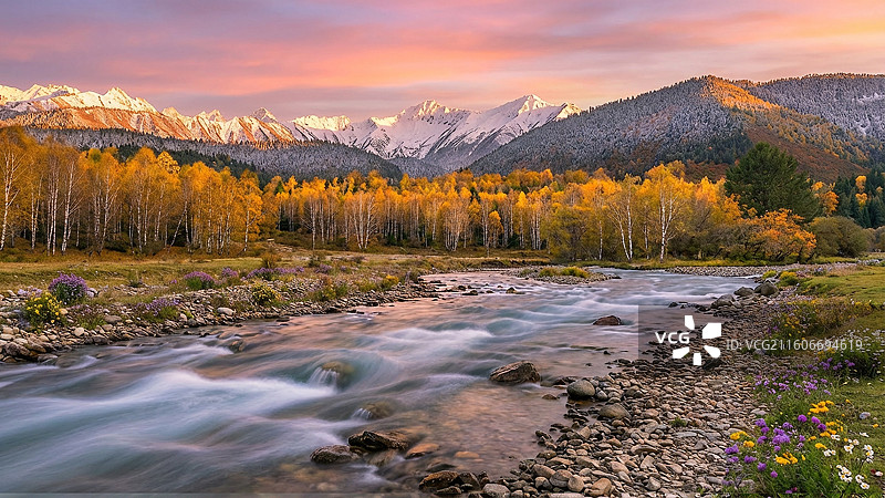 西藏鲁朗小镇的风光图片素材