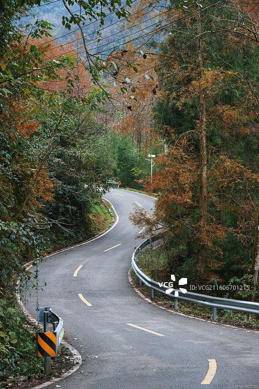 都江堰赵公山秋日山间盘山公路图片素材
