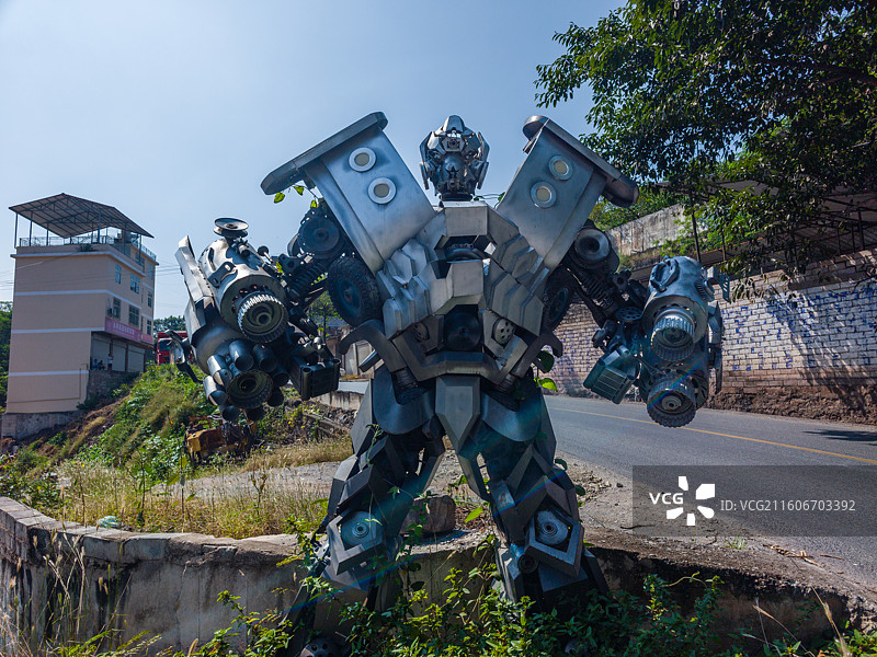 云南省昭通市永善县金属回收站钢铁侠雕塑图片素材
