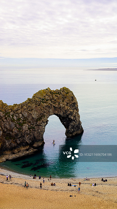 英国威尔士侏罗纪海滩白崖拱石图片素材