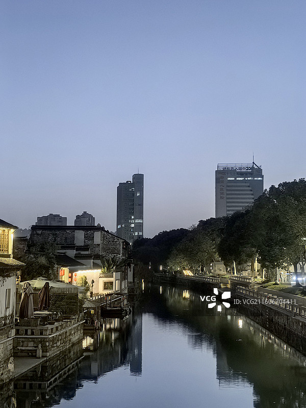 清晨青果巷护城河两岸图片素材