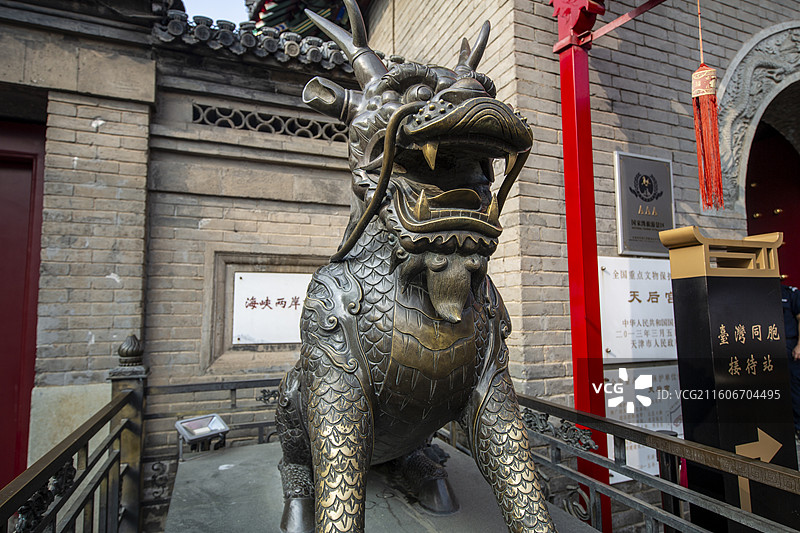 天津市古文化街天后宫：山门前铜麒麟图片素材