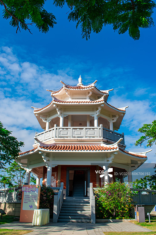 厦门马銮湾带状公园中式多层凉亭景观图片素材