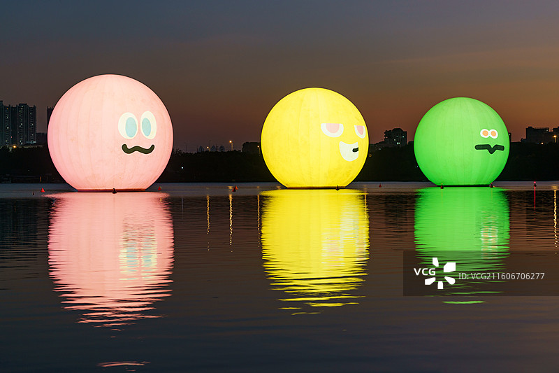 广州白云湖公园的五色气球图片素材