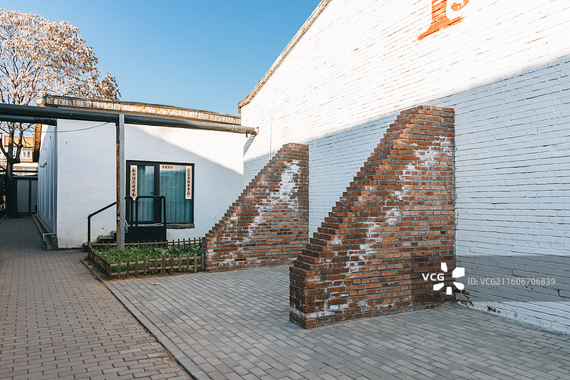 晴朗蓝天下的建筑景观图片素材