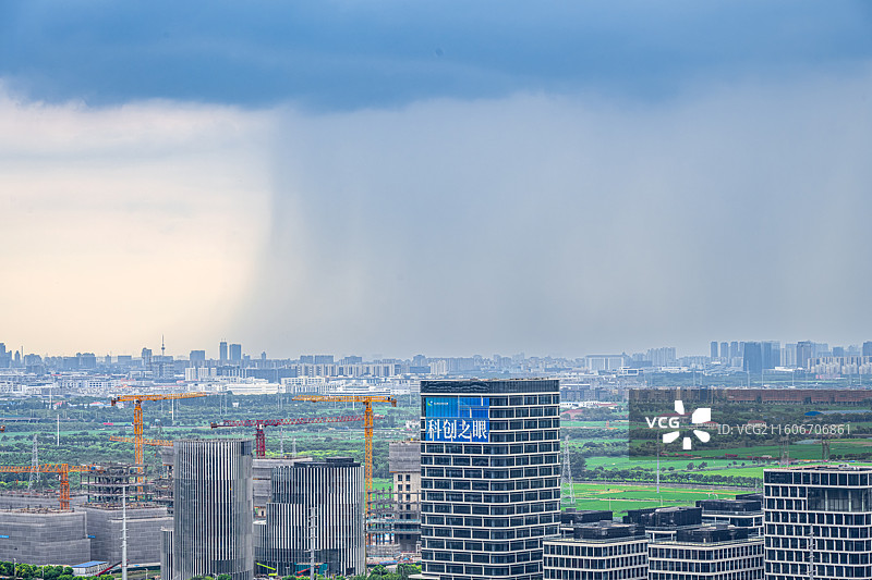 正在建设中的G60科创之眼产业园区 暴雨来袭经过城市 上海松江科技城图片素材
