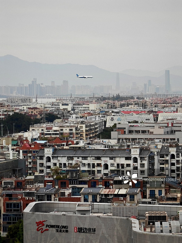 即将消失的风景-飞机飞越厦门市湖里区降落高崎机场图片素材